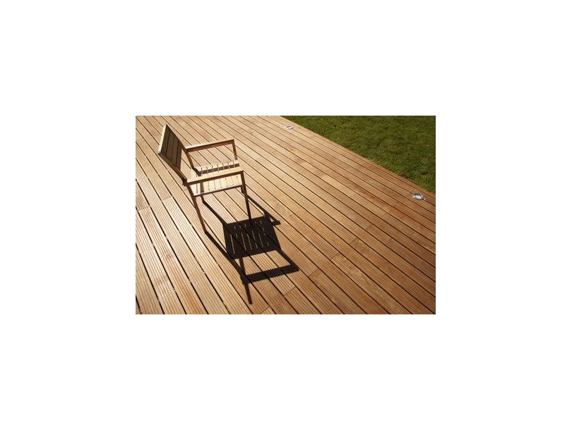 Chaise en bois sur terrasse en bois avec spot led par Cenatus Paysagiste dans le 35